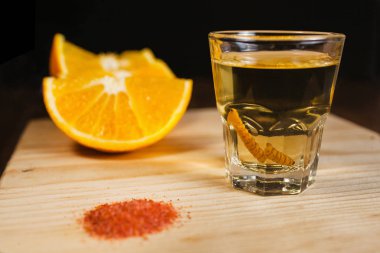 Portakal dilimleri ve solucan tuzu oaxaca Meksika Meksika içkiyle Mezcal