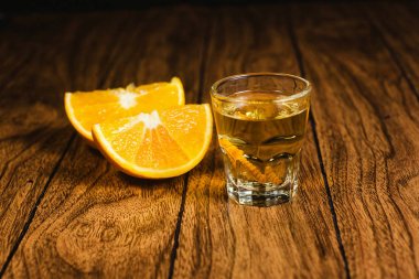 Portakal dilimleri ve solucan oaxaca Meksika Meksika içkiyle Mezcal