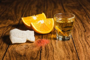 Portakal dilimleri ve solucan tuzu oaxaca Meksika Meksika içkiyle Mezcal