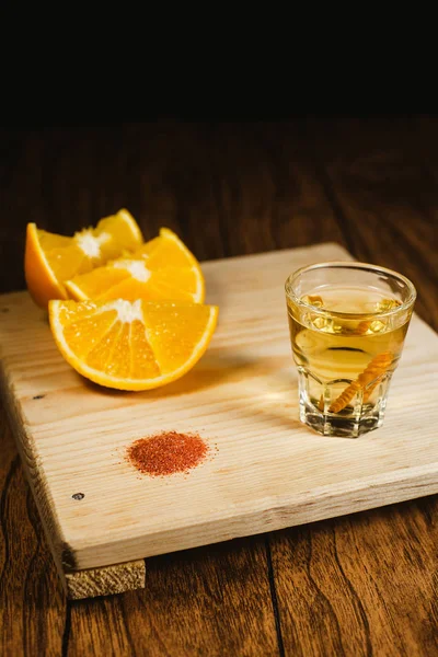 Mezcal Bebida Mexicana Naranja Con Sal Gusano Oaxaca Mexico — Foto de Stock