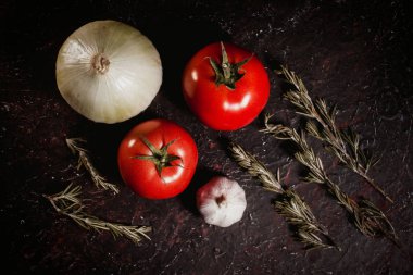 domates, sarımsak ve soğan bir arka plan siyah yakın çekim masa üstü üzerinde