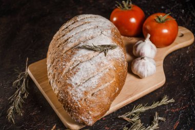 esnaf ekmek biberiye, domates ve sarımsak siyah arka plan üzerine