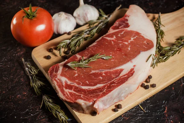 Biberiye, sapı ile süslenmiş ham antrikot biftek sarımsak 