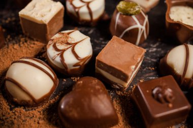 çikolata çikolata beyaz, karanlık ve sütlü çikolata, çeşitli siyah arka plan üzerine