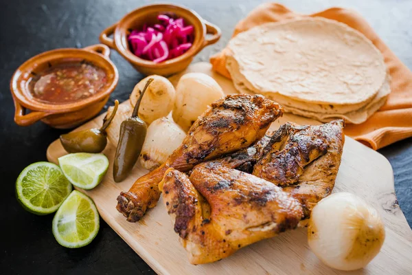 焼きチキンやトルティーヤ ソース玉ねぎメキシコのぴりっとする食糧メキシコシティ — ストック写真