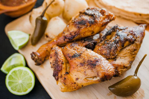 Grillad Kyckling Tortillas Sås Och Lök Mexikansk Kryddig Mat Mexico — Stockfoto