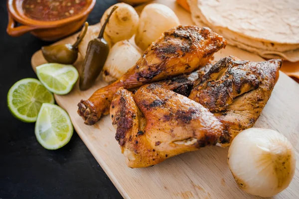 Pollo Alla Griglia Tortillas Salsa Cipolle Cibo Messicano Piccante Messico — Foto Stock