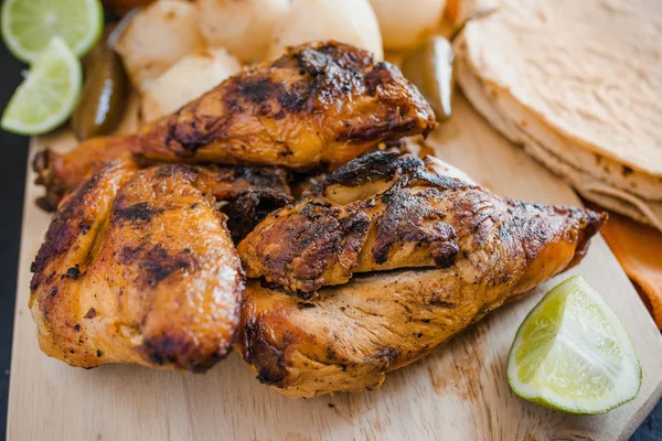 Grillad Kyckling Tortillas Sås Och Lök Mexikansk Kryddig Mat Mexico — Stockfoto