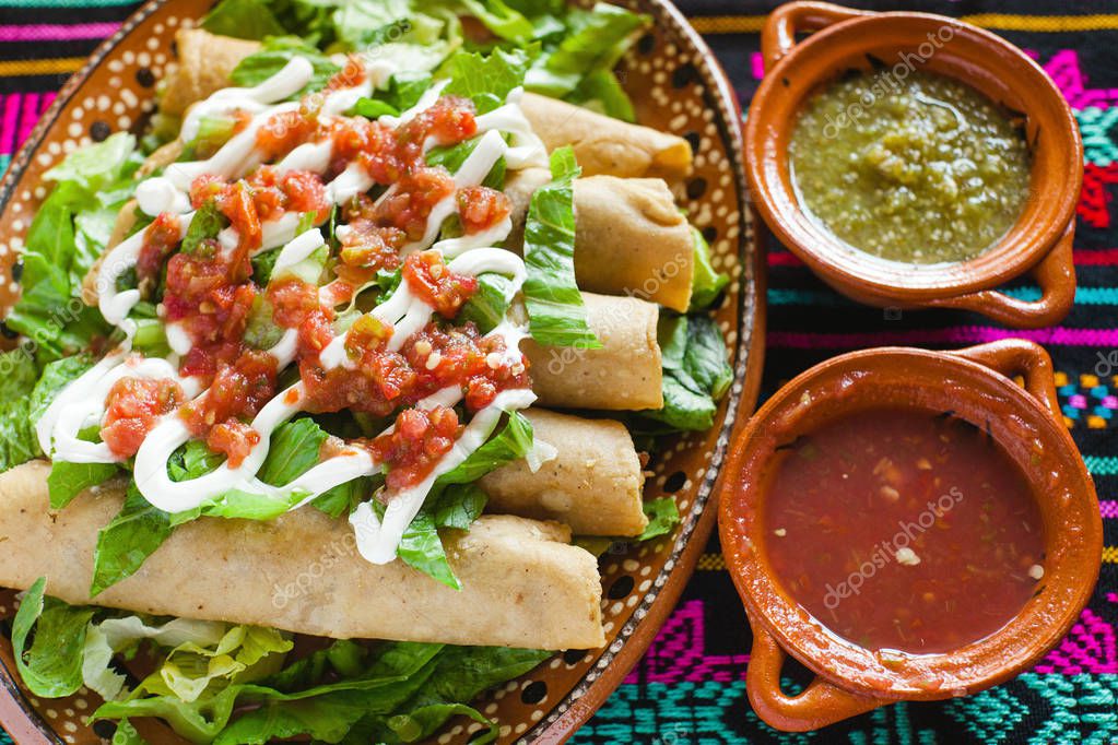 flautas de pollo, tacos y Salsa Comida casera mexicana ciudad mexicana 2022
