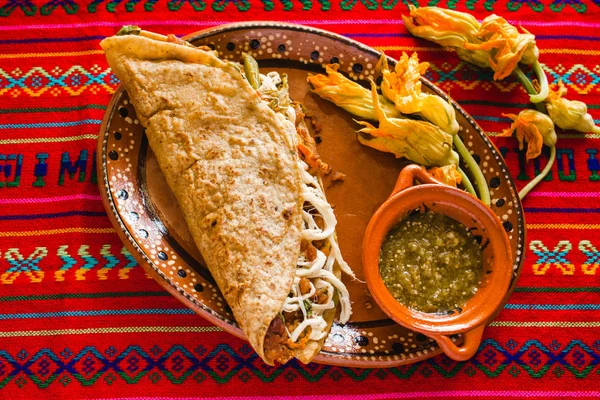 Quesadillas Mexicanas Com Flor Abóbora Queijo Molho Picante México — Fotografia de Stock