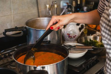 eller kadın domates ile bir güveç yemek mutfakta sebze salata