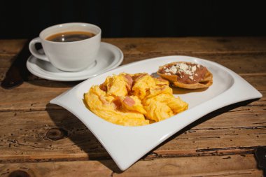 omlet veya pişmiş yumurta ve jambon, con huevos jamon ve kahve Kupası Meksika Kahvaltı