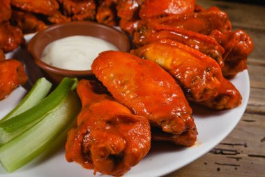 Baharatlı gıda ve peynir dip american pub tavuk kanatları