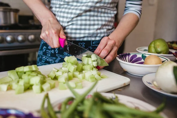 Žena Ruce Vaření Zeleniny Salát Kuchyni — Stock fotografie