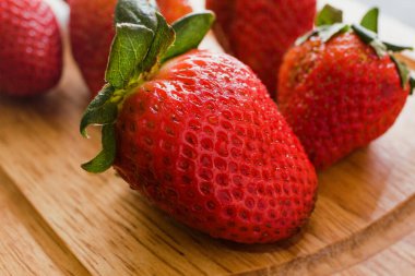 Taze çilek ahşap masa üzerinde sulu