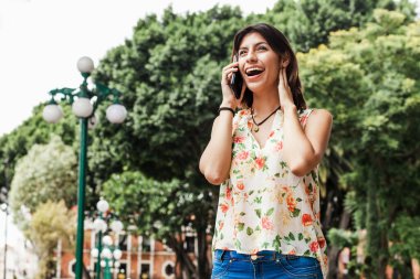 Meksikalı bir kadın cep telefonuyla konuşuyor, Mexico City 'de İspanyol güzel bir kadın.