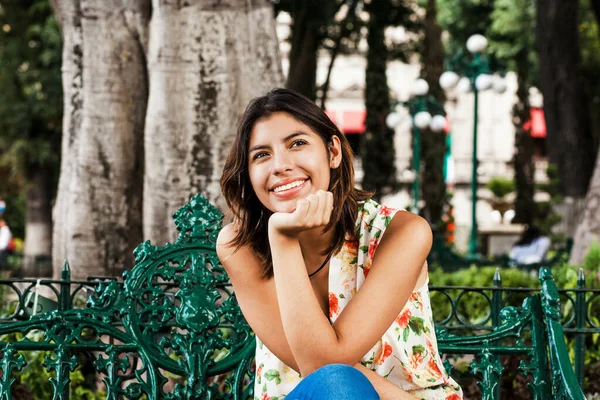 Meksikalı Latin kadın portresi, Mexico City 'deki mutlu genç kız İspanyol kadın. — Stok fotoğraf