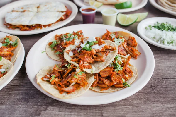 Tacos al Pastor, Meksika yemeği Taqueria Mexico City 'de. — Stok fotoğraf