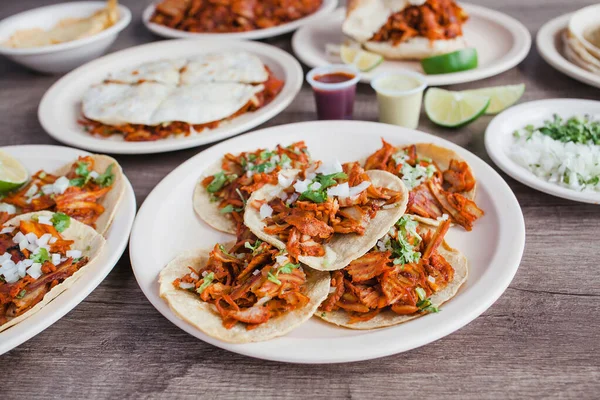 Tacos al Pastor, comida mexicana en Taqueria Ciudad de México — Foto de Stock