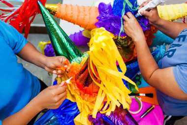 Meksika 'da Noel' de posta kutuları için el yapımı Meksika Pinata yapmak.
