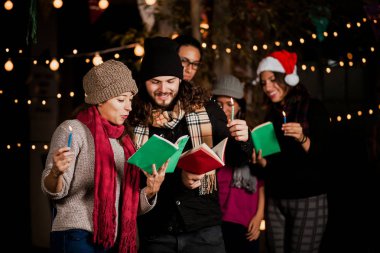 Meksikalı Posada İspanyol halkı Meksika 'da Noel şarkıları söylüyor.