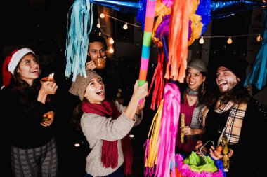 Meksika halkı Noel 'de Meksika' da Posada kutlaması yaparken pinyatayı kırıyor.