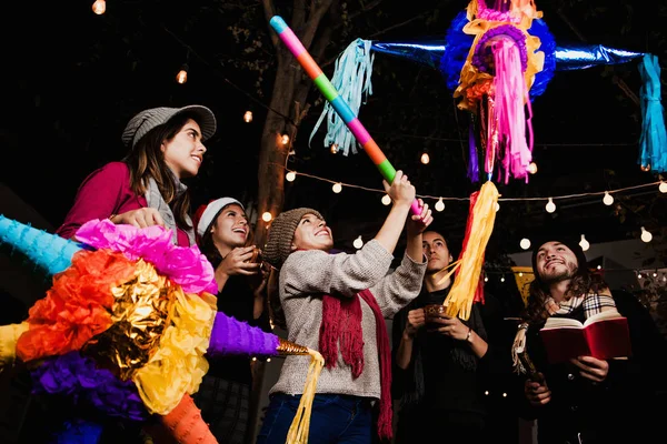 Amigos Mexicanos Posada Rompiendo Una Piñata Celebrando Navidad México —  Fotos de Stock