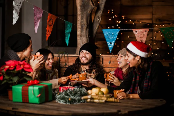 メキシコのポサダの友人はメキシコでクリスマスを祝う — ストック写真