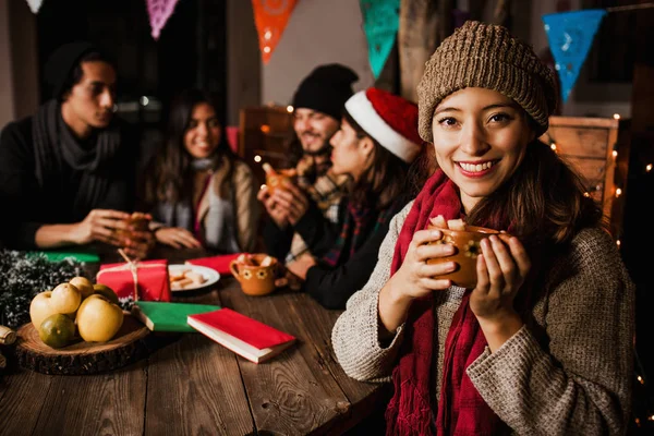 メキシコの女性はクリスマスにポサダを祝うPonche Navideoを飲むメキシコ — ストック写真