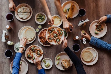 Tacos al Pastor, Meksika 'da bir Taqueria' da yemek yiyen bir grup Meksikalı.