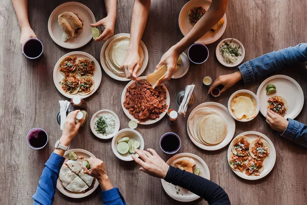 タコス メキシコの人々のグループは メキシコのタコスで食事 タコストップビュー — ストック写真