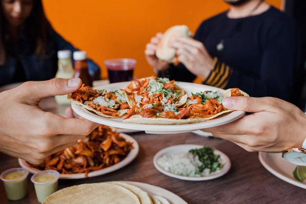 Tacos Pastor Una Taquería Mexicana Manos Sosteniendo Comida Tradicional Ciudad —  Fotos de Stock