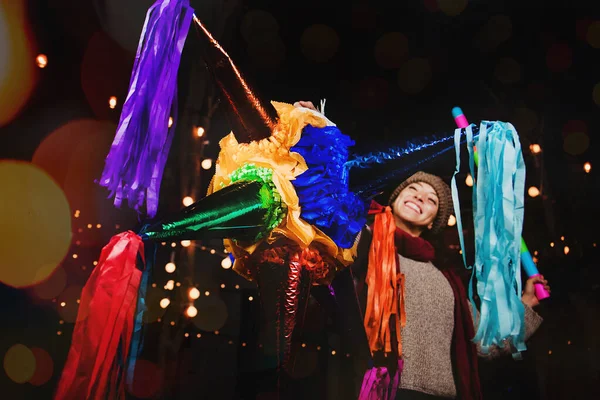 Meksika Renkli Piñata 'sı, Meksika' da geleneksel bir Posada 'da renkli bir Piñata kutlayan kadın. — Stok fotoğraf