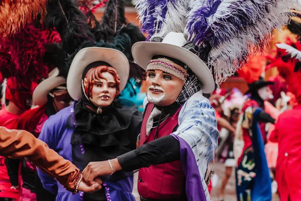 Meksykański Karnawał Para Meksykańskich Tancerzy Jasnych Meksykańskich Strojach Ludowych Meksyku — Zdjęcie stockowe