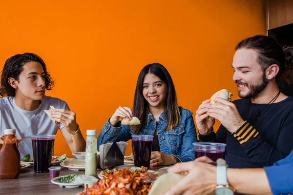 Mexicanos Comiendo Tacos Pastor Una Taquería Ciudad México —  Fotos de Stock