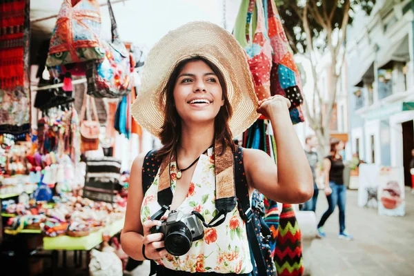 Latynoska Kobieta Backpacker Trzyma Mapę Aparat Fotograficzny Tradycyjnym Meksykańskim Rynku — Zdjęcie stockowe