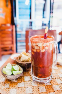 Michelada birası domates suyu, kavanozda limon ve şeker Meksika 'da yaz içkisi.