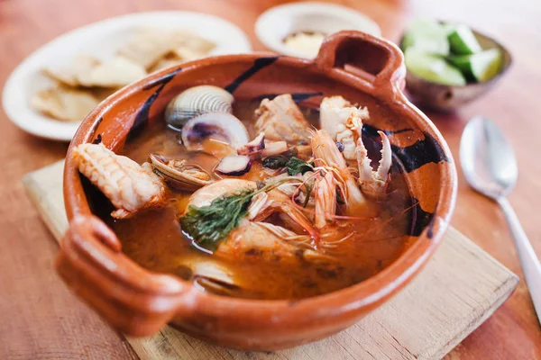 Meksykańska zupa z owoców morza, cazuela de mariscos w Meksyku to miska pikantnego jedzenia z krewetkami i rybami — Zdjęcie stockowe