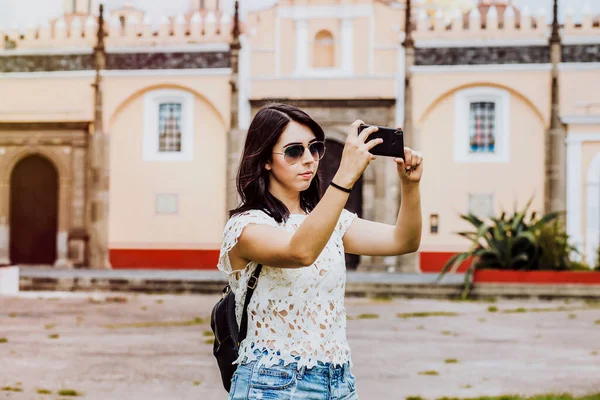 墨西哥女游客 戴着夏季太阳镜 手持智能手机 在墨西哥城拍照的拉美女人 — 图库照片