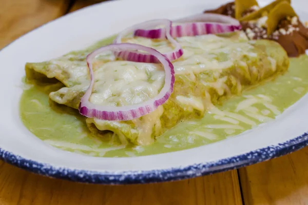 Enchiladas Verdes Meksykańskie Jedzenie Cebulą Serem Meksyku — Zdjęcie stockowe