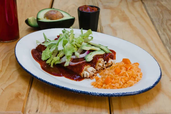 Enchiladas Mexicanas Rojas Con Lechuga Pollo Cebolla Alimentos México —  Fotos de Stock