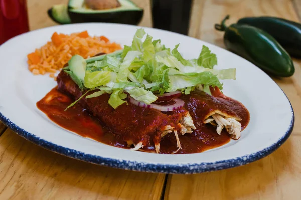 Enchiladas Mexicanas Rojas Con Lechuga Pollo Cebolla Alimentos México — Foto de Stock
