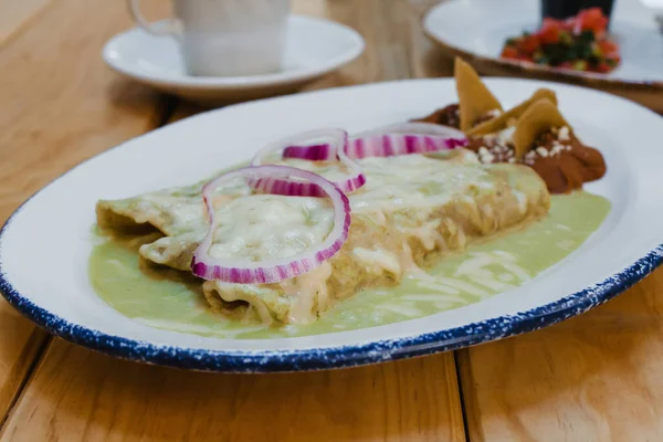 Enchiladas verdes Mexican Food with onions and cheese in Mexico — Stock Image Enchiladas Verdes Mexican Food Onions Cheese Mexico Stock Photo