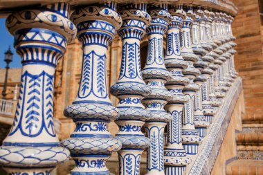 Sevilla, İspanya 'da Azulejos ya da seramik sanat eserleri. İspanyol Meydanı Plaza de Espana