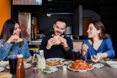 Meksika 'da taco yiyor, Meksika' da taco yiyor.