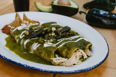 Meksika 'da domates soslu ve peynirli yeşil enchiladas Meksika yemeği.