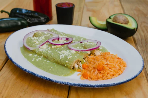 Зеленый Энчиладас Мексиканская Еда Томатным Соусом Сыром Мексике — стоковое фото