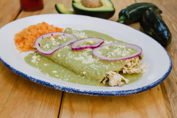 Зеленый Энчиладас Мексиканская Еда Томатным Соусом Сыром Мексике — стоковое фото