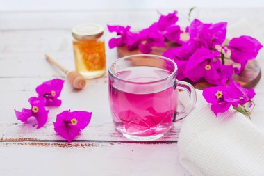 Bougainvillea çayı ya da bal ve çiğ çiçek ve yapraklı te bugambilia