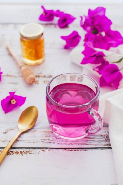 Bougainvillea çayı ya da bal ve çiğ çiçek ve yapraklı te bugambilia